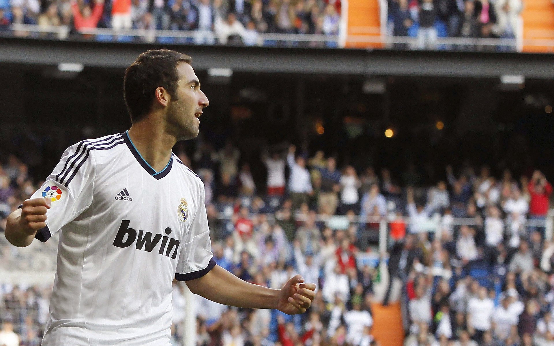 跨界合作推动足球运动普及，体育与娱乐联动，足球运动员跨界